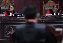 Beredar isu Sistem Pemilu 2024 Profosional Tertutup, Perbandingan Hakim MK 6:3, 3 Dissenting Opinion FOTO: Ketua Majelis Hakim Mahkamah Konstitusi (MK) Anwar Usman (kiri) memimpin jalannya sidang sidang pleno perkara nomor 114/PUU-XX/2022 terkait uji materi UU Pemilu soal sistem pemilihan legislatif proporsional terbuka di Gedung MK, Jakarta. Foto: Aditya Pradana Putra/Antara Foto.