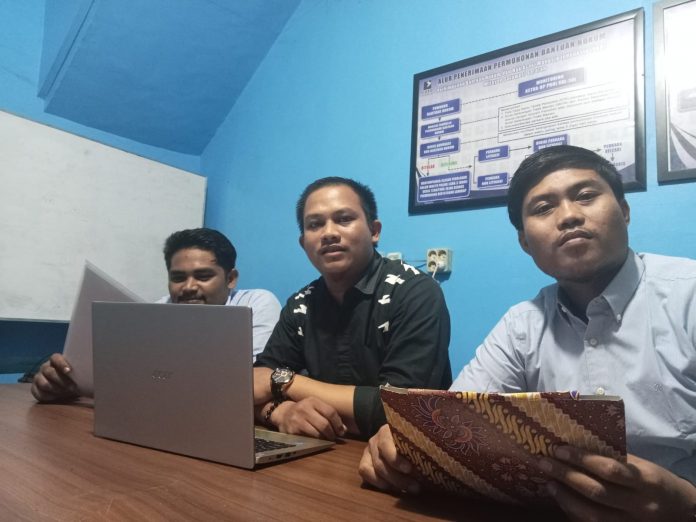 FOTO: Penasehat hukum Media Klikkiri.co dari kantor hukum SCS Law Firm yang diwakili Andi Wawan, SH saat menggelar keterangan persnya. Senin (29) 5/2023)