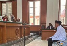 Hakim Tolak Eksepsi Terdakwa Gazali Machmud Kasus Penyimpangan Penetapan Harga Jual Pasir Laut di Takalar FOTO: Terdakwa Gazali Machmud saat sedang menjalani sidang di Pengadilan Tipikor Makassar. Selasa (30/5)