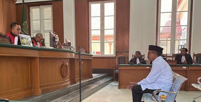 FOTO: Terdakwa Gazali Machmud saat sedang menjalani sidang di Pengadilan Tipikor Makassar. Selasa (30/5)