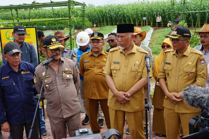 FOTO: Menteri Pertanian, Syahrul Yasin Limpo, saat meninjau persiapan Pekan Nasional (Penas) XVI Petani dan Nelayan kesiapan lokasi di Lanud Sutan Stahrir Padang, Sumatra Barat