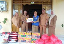 Dinas Sosial Kembali Salurkan Bantuan Tanggap Darurat Bencana untuk Warga Tambolongan FOTO: Kepala Dinas Sosial Kabupaten Kepulauan Selayar, Hj. Satmawati, S. Sosial., M. AP (rompi biru) didampingi Kepala bidang perlindungan dan jaminan Sosial, Patta Raja, SE, kepada Kepala Desa Tambolongan, Makkawaru, Selasa, (30/5)