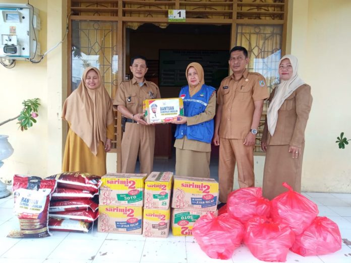 FOTO: Kepala Dinas Sosial Kabupaten Kepulauan Selayar, Hj. Satmawati, S. Sosial., M. AP (rompi biru) didampingi Kepala bidang perlindungan dan jaminan Sosial, Patta Raja, SE, kepada Kepala Desa Tambolongan, Makkawaru, Selasa, (30/5)