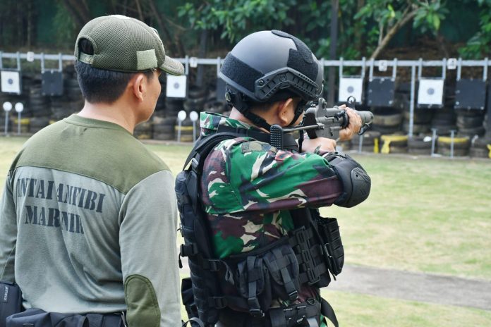 FOTO: Prajurit Yonmarhanlan Vl Makassar, senjata K7 Daewoo di Lapangan Tembak Pistol Lantamal Vl. Rabu (31/5/2023).