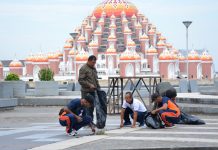 Semangat Kebersamaan, Ciptakan Pantai Bersih dan Sehat FOTO: Prajurit Yonmarhanlan Vl melaksanakan bersih-bersih di Pantai Losari jelang Multilateral Naval Exercise (MNEK) ke 4 tahun 2023 di kota Makassar. Kamis (31/5)