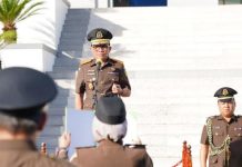 Kejati Sulsel Gelar Upacara HUT Pancasila: Gotong Royong Untuk Membangun Peradaban Dan Pertumbuhan Global FOTO: Kepala Kantor Kejaksaan Tinggi Sulawesi Selatan, Leonard Eben Ezer Simanjuntak S.H.,M.H. bertindak sebagai Inspektur Upacara peringatan Hari Lahir Pancasila Tanggal 1 Juni Tahun 2023.
