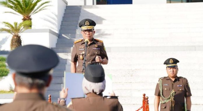 FOTO: Kepala Kantor Kejaksaan Tinggi Sulawesi Selatan, Leonard Eben Ezer Simanjuntak S.H.,M.H. bertindak sebagai Inspektur Upacara peringatan Hari Lahir Pancasila Tanggal 1 Juni Tahun 2023.