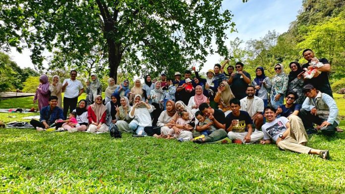 FOTO: Sivitas akademika Kalla Institute beserta keluarga berkunjung ke Sumpang Bita, Kabupaten Pangkajene Kepulauan (Pangkep).