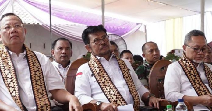 FOTO: Kiri Gubernur Lampung, Arinal Djunaidi, Menteri Pertanian, Syahrul Yasin Limpo dan Menteri Perdagangan Zulkifli Hasan saat berada di Pekon Banjar Masin Kecamatan Bulok Kabupaten Tanggamus, Lampung, Jumat, 2 Juni 2023.