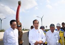 Presiden Jokowi Resmikan Jembatan Kretek 2, Manfaat Nyata bagi Masyarakat FOTO: Presiden Jokowi didampingi Menteri PUPR, Gubernur Daerah Istimewa Yogyakarta, Bupati Bantul saat menggelar keterangan pers usai meresmikan Jembatan Kretek 2, di Bantul, DI Yogyakarta, Jumat (02/06/2023). (Foto: BPMI Setpres)