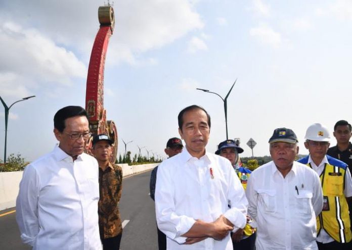 FOTO: Presiden Jokowi didampingi Menteri PUPR, Gubernur Daerah Istimewa Yogyakarta, Bupati Bantul saat menggelar keterangan pers usai meresmikan Jembatan Kretek 2, di Bantul, DI Yogyakarta, Jumat (02/06/2023). (Foto: BPMI Setpres)