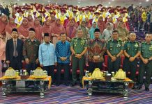 JK, Bunga Mawar, dan Haru Biru Wisuda Santri Spidi FOTO: Yusuf Kalla hadiri Wisuda santri Sekolah Putri Darul Istiqamah (SMP dan SMA) serta Sekolah Alam Darul Istiqamah (PAUD, SD, dan TK), di Theatre Room, Lantai 3 Gedung Phinisi Universitas Negeri Makassar. Sabtu, 3 Juni 2023