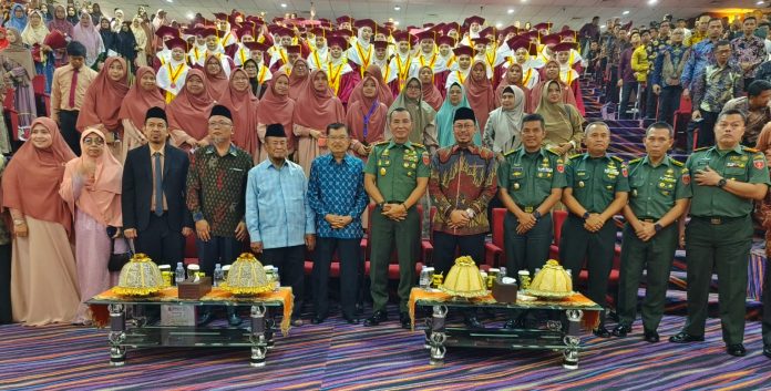 FOTO: Yusuf Kalla hadiri Wisuda santri Sekolah Putri Darul Istiqamah (SMP dan SMA) serta Sekolah Alam Darul Istiqamah (PAUD, SD, dan TK), di Theatre Room, Lantai 3 Gedung Phinisi Universitas Negeri Makassar. Sabtu, 3 Juni 2023