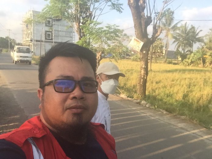 FOTO: Camat Tamalate, Kota Makassar, H. Emil Yudianto Tadjuddin saat meninjau lokasi rumah mewah pada Sabtu petang (3/6/2023).