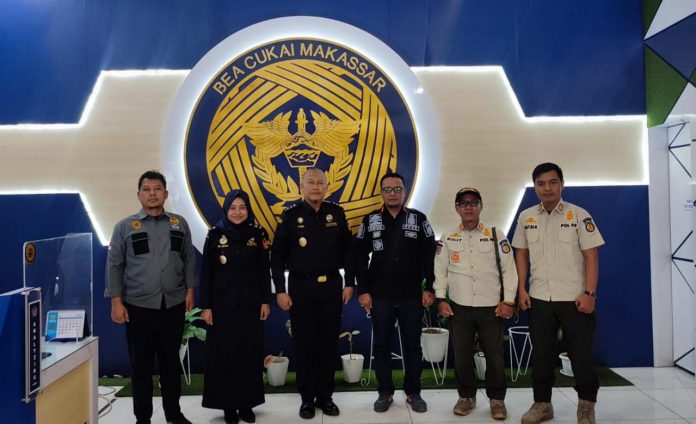 FOTO: Kepala Satpol PP dan Damkar Pemkab Kepulauan Selayar kunjungan kerja ke kantor Bea cukai, Makassar, Senin, (29/5).