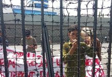 FKPM-PH Desak Kejati Sulsel Terbitkan Sprindik Baru untuk Jhon Sapuli, Kasus Dugaan Korupsi Bandara Selayar FOTO: Salah satu orator dari Forum Komunikasi Pemuda dan Mahasiswa Peduli Hukum menyampaikan tuntutannya saat aksi di Kejaksaan tinggi Sulsel. Senin (5/6/2023)