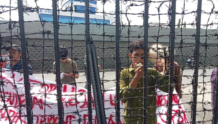 FOTO: Salah satu orator dari Forum Komunikasi Pemuda dan Mahasiswa Peduli Hukum menyampaikan tuntutannya saat aksi di Kejaksaan tinggi Sulsel. Senin (5/6/2023)