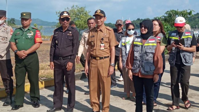 FOTO: Staf ahli bidang pemerintahan, Drs. Hizbullah Kamaruddin saat tiba di Kecamatan Pasimasunggu dan Pasimasunggu Timur Kabupaten Kepulauan Selayar Sulawesi Selatan. Selasa (6/6/2023)