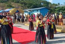 Rombongan Doctor Share di Jampea Disambut Tari Padduppa To Battu FOTO: Rombongan doctor share dr. Lie Dharmawan II tiba di Pelabuhan Benteng Jampea Kecamatan Pasimasunggu Kabupaten Kepulauan Selayar Sulawesi Selatan. Selasa (6/6/2023)