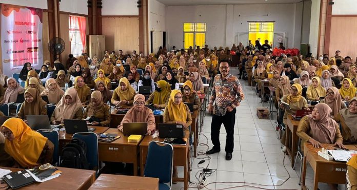 FOTO: Prof Dr Sukardi Weda, narasumber pada Bimtek Bimbingan Teknis (Bimtek) Penulisan & Publikasi Karya Tulis Ilmiah pada Senin - Kamis, 5-8 Juni 2023 berlangsung di Ruang Pola Dinas Pendidikan Kabupaten Soppeng.