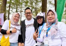 Stemzha Makassar Gelar Jalan Santai dan Mubes di Malino FOTO: Wakil Ketua DPRD Sulsel Darmawangsyah Muin saat bersama para alumni STM 1 Makassar yang kini berganti nama menjadi SMK 2 Makassar.