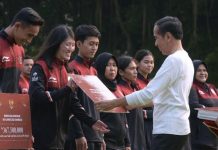 Ini Besaran Bonus Bagi Peraih Medali di SEA Games Kamboja FOTO: Presiden Jokowi memberikan bonus pada atlet, pelatih, dan asisten pelatih peraih medali di SEA Games Kamboja, Senin (05/06/2023), di halaman depan Istana Merdeka, Jakarta. (Foto: Humas Setkab/Oji)
