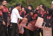 Cerita dan Harapan Para Atlet Berhasil Raih Emas di SEA Games FOTO: Presiden Jokowi memberikan bonus pada atlet, pelatih, dan asisten pelatih peraih medali di SEA Games Kamboja, Senin (05/06/2023), di halaman depan Istana Merdeka, Jakarta. (Foto: Humas Setkab/Oji)