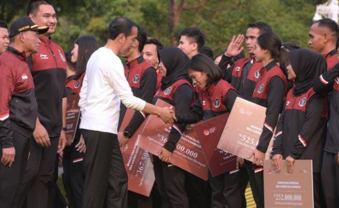 FOTO: Presiden Jokowi memberikan bonus pada atlet, pelatih, dan asisten pelatih peraih medali di SEA Games Kamboja, Senin (05/06/2023), di halaman depan Istana Merdeka, Jakarta. (Foto: Humas Setkab/Oji)