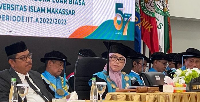 FOTO: Pelaksana Tugas (Plt) Rektor UIM, Majdah M Zain saat menghadiri Gelar Wisuda Sarjana, Profesi, dan Pascasarjana periode II Tahun Akademik 2022/2023 yang berlangsung di Auditorium K.H. Muhyiddin Zain, Selasa (06/06/2023).