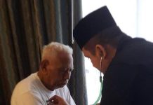 Selama Ibadah di Tanah Suci, Himpuh Siagakan Dokter Berikan Pelayanan Kesehatan, Hadirkan ‘Haji Ramah Lansia’ FOTO: Dr Wachyudi Muchsin, SKed,SH.,MKes. saat memberikan pelayanan kesehatan kepada Jamaah haji lansia di tanah suci Mekkah. Rabu (7/6/2023)