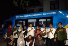 Tingkatkan Partisipasi Pemilih, Disdukcapil Bulukumba Sisir 10 Kecamatan Perekaman KTP Elektronik FOTO: Staf Dinas Kependudukan dan Pencatatan Sipil (Disdukcapil) Kabupaten Bulukumba.