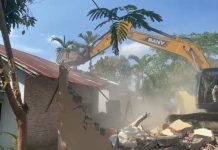 Penertiban HGU No 152 Sampali Berlanjut, 3 Rumah Dibongkar FOTO: Alat berat jenis ekskavator saat membongkar 3 unit rumah di Deli Serdang, Sumatra Utara. Rabu (7/6/2023)