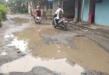Akses Jalan Desa Klambir Lima Kampung Rusak Parah Perlu Perbaikan Pemerintah Deli Serdang FOTO: Kondisi jalan rusak di Desa Klambir Lima Kampung menuju Desa Klambir Lima Kebun, Kecamatan Hamparan Peram, Kabupaten Deli Serdang. Direkam Rabu (7/6/2023) oleh Rizky Zulianda LN.