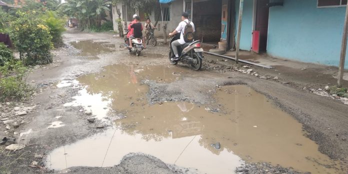 FOTO: Kondisi jalan rusak di Desa Klambir Lima Kampung menuju Desa Klambir Lima Kebun, Kecamatan Hamparan Peram, Kabupaten Deli Serdang. Direkam Rabu (7/6/2023) oleh Rizky Zulianda LN.