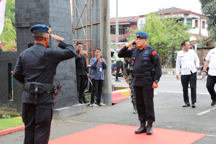 FOTO: Komandan Korps Brimob Polri, Komjen Drs Anang Revandoko M.I. Kom. saat memasuki Markas Komando Pasukan Brimob I Korbrimob Polri di Jl. Soekarno Hatta No.193 Kelurahan Dataran Tinggi, Kecamatan Binjai Timur, Kota Binjai, Sumatera Utara, Selasa pagi pukul 10.00 WIB. Selasa (6/6/2023).