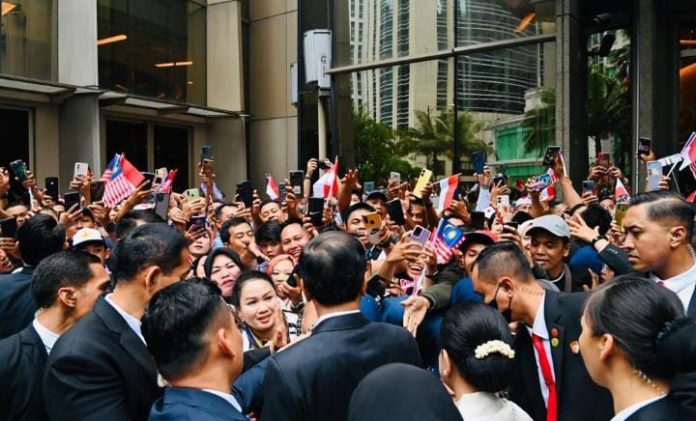 FOTO: Presiden RI Joko Widodo (Jokowi) dan Ibu Iriana Jokowi saat tiba di Kuala Lumpur, Malaysia.