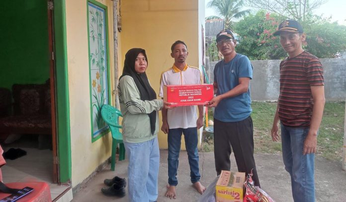 FOTO: Dinas Sosial Kabupaten Kepulauan Selayar, Sulawesi Selatan kembali hadir merepresentasikan wujud perhatian dan kepedulian pemerintah di tengah tengah suasana bencana yang menimpa salah seorang warga Desa Kembang Ragi, Kecamatan Pasimasunggu.