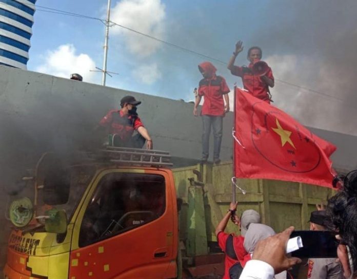 FOTO: Kepala Bidang Perhimpunan Pergerakan Mahasiswa (PPM), Suci awan saat menggelar aksi unjuk rasa dalam rangka Hari Anti Korupsi Sedunia di halaman kantor Kejaksaan Tinggi Sulsel.