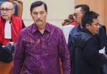 Hadiri Sidang, LBP sebut Haris Azhar Meminta Saham, Hingga Tersinggung di Sebut Lord FOTO: Menko Marves Luhut Binsar Pandjaitan saat hadir sebagai saksi di ruang sidang PN Jaktim, Kamis (8/6/2023).