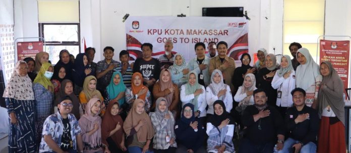 FOTO: KPU Makassar Goes to Island di Pulau Barrang Lompo, Aula Kantor Kecamatan Sangkarrang.