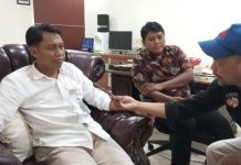 Dugaan Mafia Beras dan Minyak Goreng, Pinca Bulog Makassar: Sekarang Pengawasan Ketat FOTO: Pimpinan cabang Bulog Makassar Jamaludin dan Wakil pimpinan cabang Bulog Makassar, Anto Purwanto saat ditemui awak media. Jumat (8/6/2023)