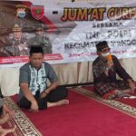 ‘Operasi Pekat’ dipuji di ‘Jumat Curhat’ Polsek Manggala FOTO: Andi Pasamangi Wawo, Kapolsek H.Syamsuardi, S.Sos, MH, Wakapolsek AKP Wahiduddin, Tokoh Masyarakat Kecamatan Manggala lakukan operasi "Pekat" ( Penyakit Masyarakat). Jumat (8/6/2023)