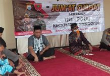 ‘Operasi Pekat’ dipuji di ‘Jumat Curhat’ Polsek Manggala FOTO: Andi Pasamangi Wawo, Kapolsek H.Syamsuardi, S.Sos, MH, Wakapolsek AKP Wahiduddin, Tokoh Masyarakat Kecamatan Manggala lakukan operasi "Pekat" ( Penyakit Masyarakat). Jumat (8/6/2023)