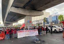 Perhimpunan Pergerakan Mahasiswa: Tolak Keras Sistem Proposional Tertutup FOTO: Perhimpunan Pergerakan Mahasiswa (PPM) melakukan aksi unjuk rasa terkait polemik proporsional tertutup pemilu 2024, di Jalan Pettarani, Makassar, Jumat (09/06/2023).