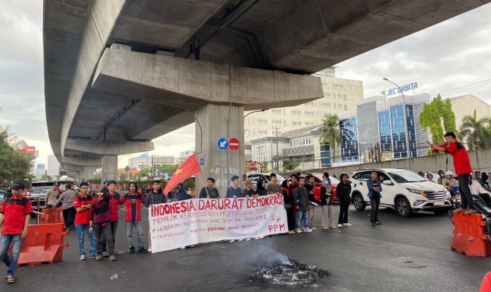 FOTO: Perhimpunan Pergerakan Mahasiswa (PPM) melakukan aksi unjuk rasa terkait polemik proporsional tertutup pemilu 2024, di Jalan Pettarani, Makassar, Jumat (09/06/2023).