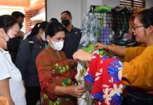 Ibu Negara Kunjungi Pasar Sukawati Gianyar FOTO: Ibu Iriana Joko Widodo saat Pasar Sukawati, Kabupaten Gianyar, Bali.