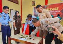 Petugas Berhasil Menggagalkan Penyeludupan Narkoba Kedalam Lapas FOTO: Y. Waskito Pelaksana Tugas (Plt) Kepala Lembaga Pemasyarakatan (Lapas) Kelas IIB Tual saat menggelar keterangan persnya. Rabu 7 Juni 2023