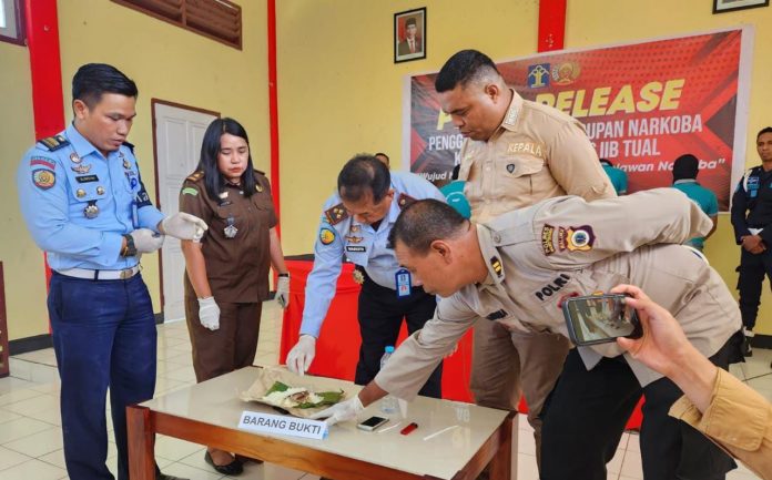 FOTO: Y. Waskito Pelaksana Tugas (Plt) Kepala Lembaga Pemasyarakatan (Lapas) Kelas IIB Tual saat menggelar keterangan persnya. Rabu 7 Juni 2023