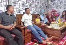 Tingkatkan Tali Silaturahmi, Kunjungi Rumah Prajurit FOTO: Perwira Batalyon Marinir Pertahanan Pangkalan (Yonmarhanlan) VI Letda Marinir Laode Musriwin melaksanakan anjangsana kekediaman Koptu Mar Budi Triantoro yang beralamat di Jalan Andalas Komplek TNI AL Dewa Ruci Blok. C2, No.04, Kecamatan Wajo, Kelurahan Melayu. Sabtu (10/06/2023).