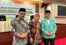 Pelantikan Majelis Pengurus Wilayah ICMI Orwil Sulsel FOTO: Kiri, Prof Dr Sukardi Weda SS MHum MPd MSi MM MSosI MAP, yang juga Guru Besar UNM dan Wakil Rektor bidang Akademik dan Kemahasiswaan ITB Kalla bersama Sekretaris Jenderal MPP ICMI, Dr Andi Yuliani Paris, M.Sc, dan Ketua Majelis Pengurus Wilayah ICMI Sulsel, Prof Dr Arismunandar, M.Pd.